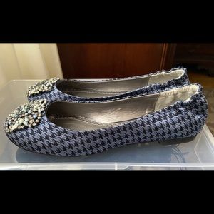 *BRAND NEW*. Blue and black houndstooth flats